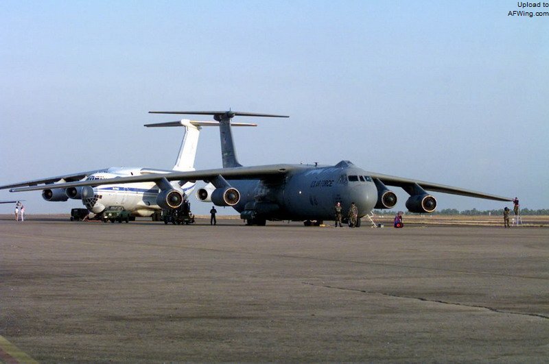 两种飞机之间的区别就好比是梅塞施密特Bf 109与P-51“野马”,任何人都能轻易分辨出来