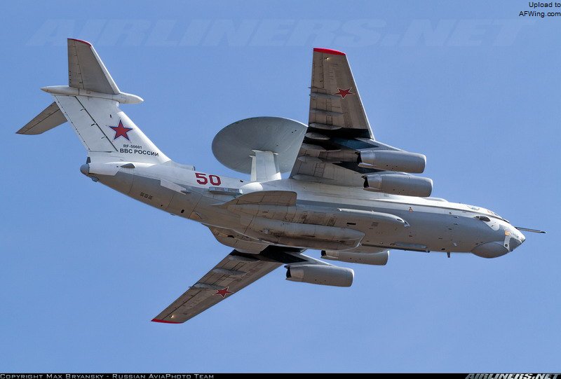 A-50起落架鼓包两侧的短翼用于遮挡从地面反射的雷达波，避免造成干扰