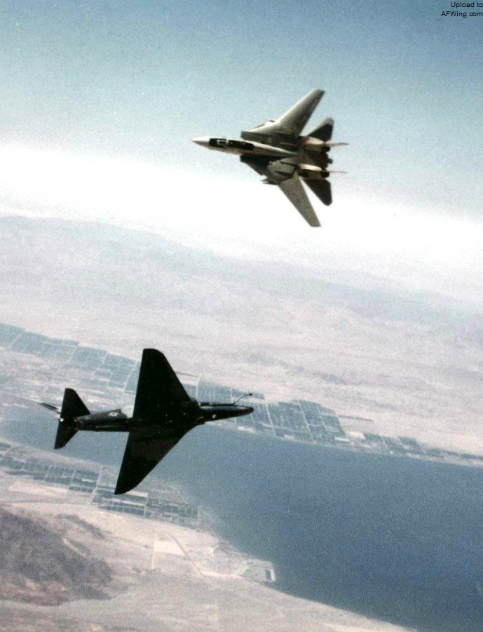 F-14A在小巧灵活的A-4面前占不到便宜