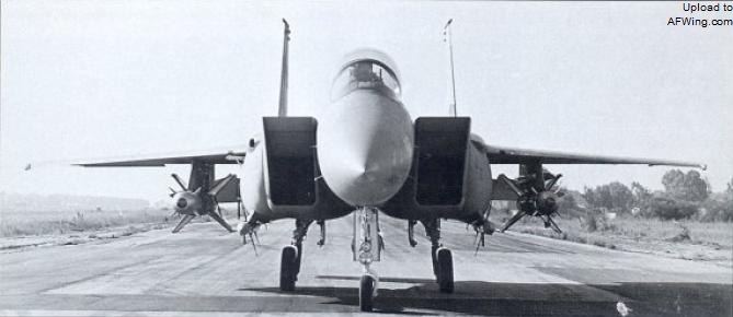 挂载两枚GBU-15炸弹的以色列F-15D