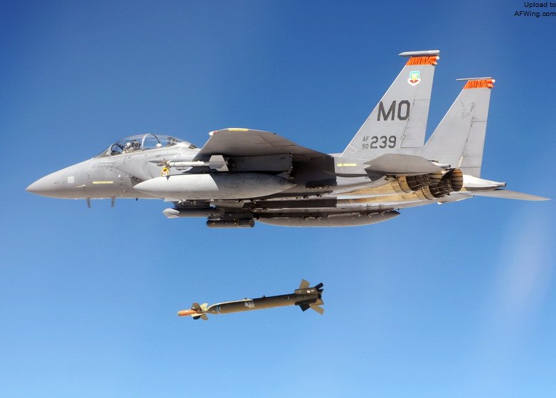 F-15E投掷GBU-28&ldquo;地堡克星&rdquo;激光制导炸弹