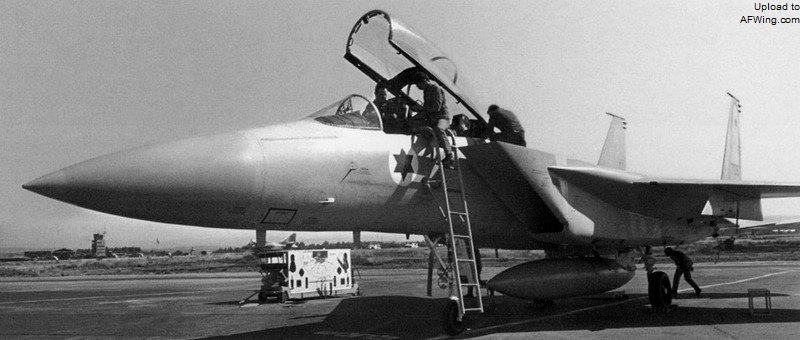 1978年1月31日，正在F-15B上加紧训练的以色列飞行员