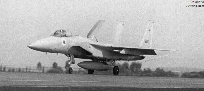 伊兰&bull;马格利特在1980年8月24日空战胜利后降落在基地
