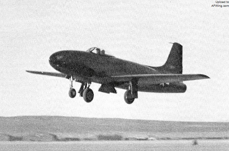1944年1月8日试飞员米洛&middot;伯彻姆驾驶XP-80首飞