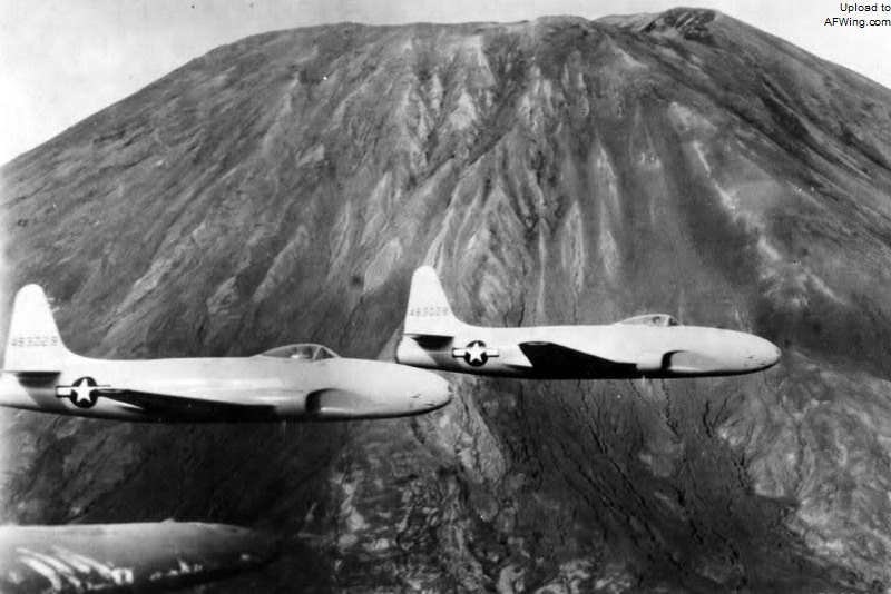 YP-80A 44-83028和44-83029掠过意大利维苏威火山