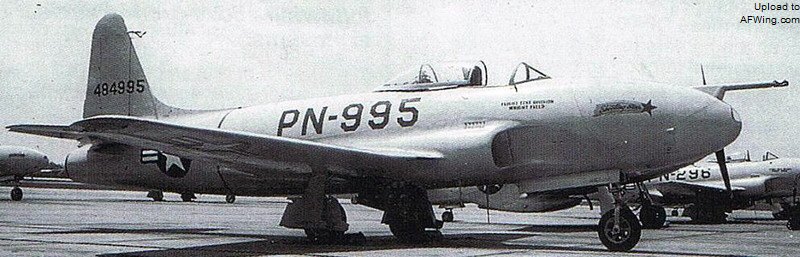 P-80A 44-84995在机鼻增加了由飞行员控制抓取或释放缆绳牵引杆
