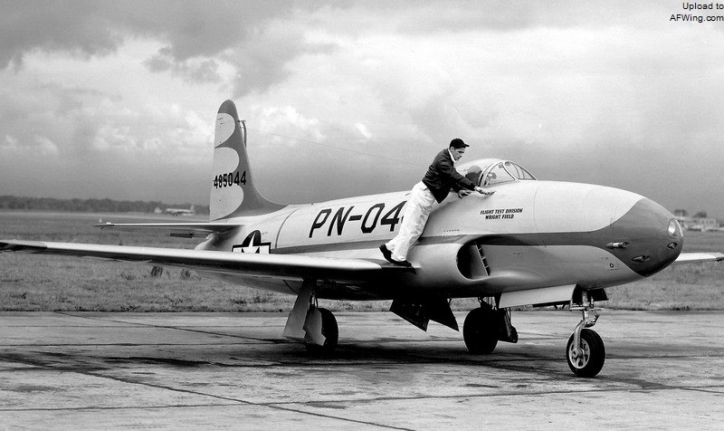 P-80A-1-LO 44-85044，注意机鼻安装的着陆灯
