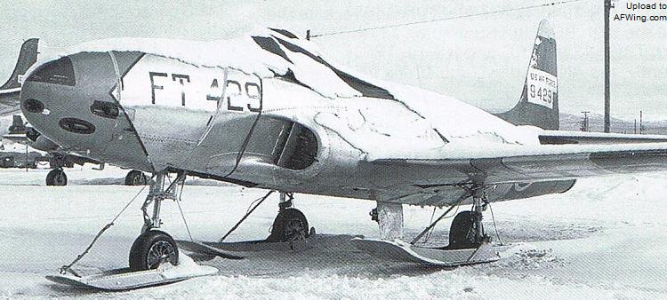 F-80C 49-429在阿拉斯加测试了起落架雪撬
