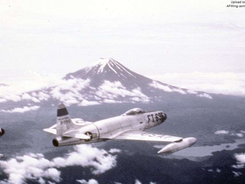 第35战斗轰炸机中队的F-80C掠过富士山