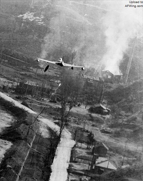 1952年5月，F-80C正投掷凝固汽油弹