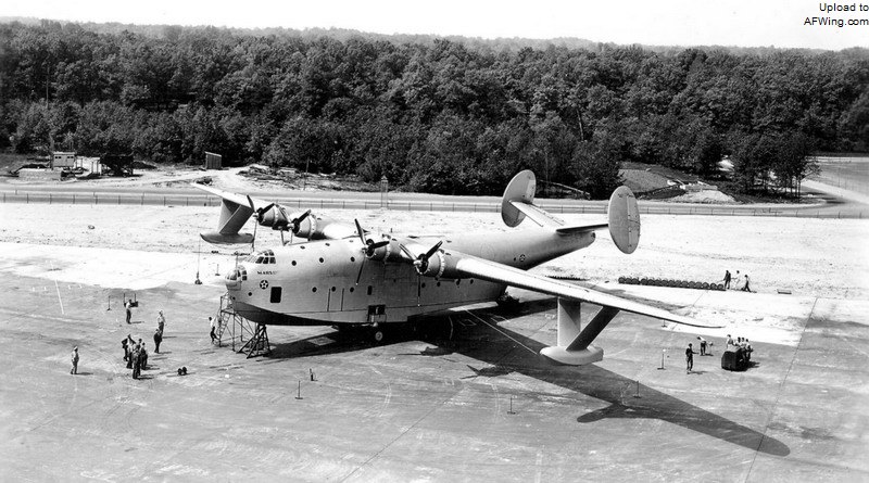 Martin_XPB2M-1_Mars_on_the_ground_1942.jpg