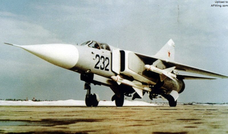 第2架23-11原型机&ldquo;232&rdquo;，翼套挂架挂着R-23T导弹，机身挂架挂的是R-23R导弹