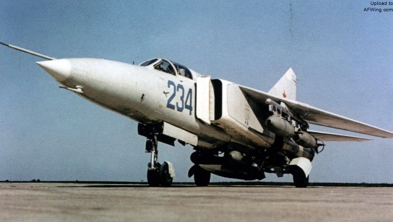 第4架23-11原型机&ldquo;234&rdquo;正在测试挂载炸弹，注意机腹的米格-21副油箱