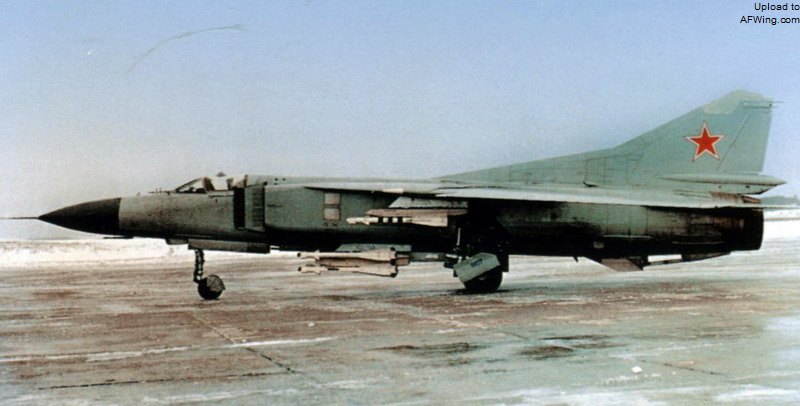 米格-23M原型机，挂载6枚R-60空空导弹，机身使用了双联挂架