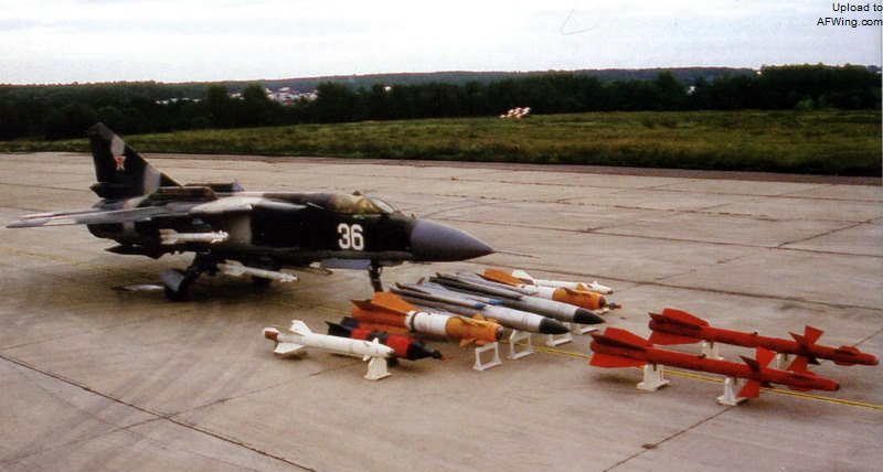 米格-23-98的空空、空地弹药展示，其中最引人注目的就是R-77空空导弹了