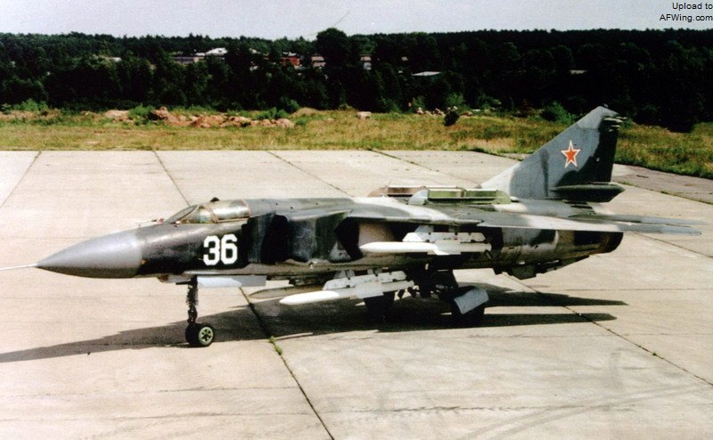 挂载4枚R-77空空导弹的米格-23-98原型机，该机也是米格设计局在米格-23上进行的最后努力