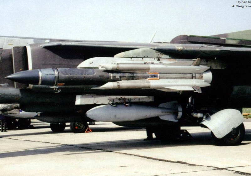 挂载Kh-31P反辐射导弹和定位吊舱的米格-27K。注意米格-27K翼套根部的鼓包，起到了小边条的作用