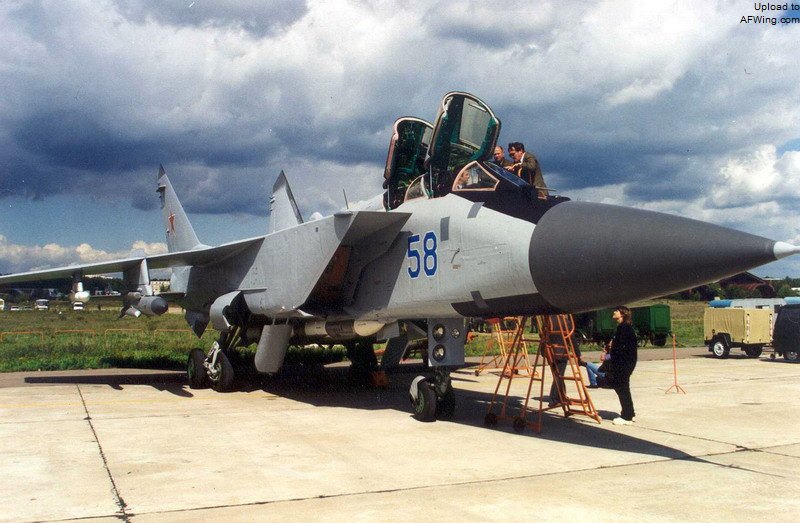 米格-31BM 58号原型机，翼下挂载Kh-31P反辐射导弹和R-77空空导弹