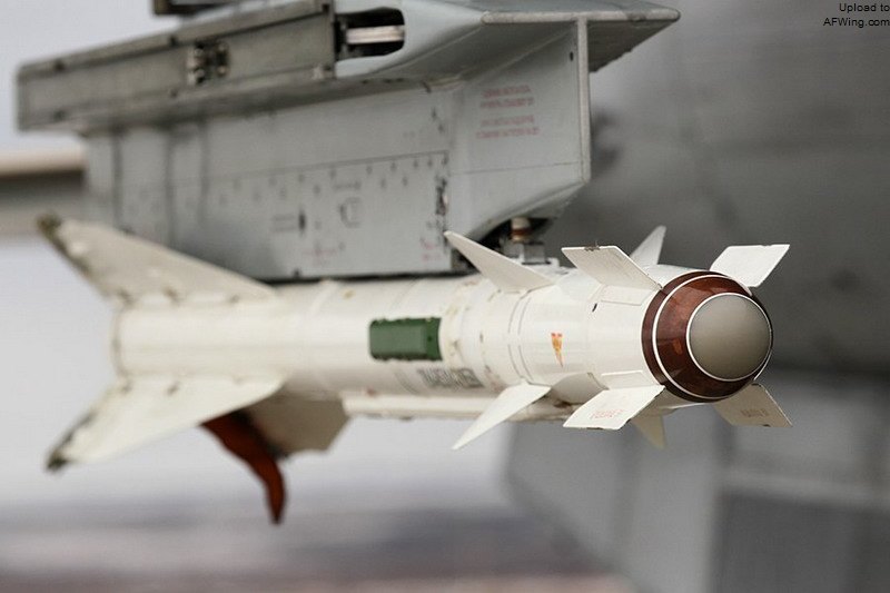 米格-31挂R-60时可以通过APU-60-III三联挂架挂载6枚