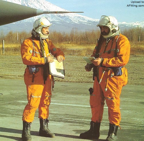 身穿橙色高空压力服的米格-31飞行员