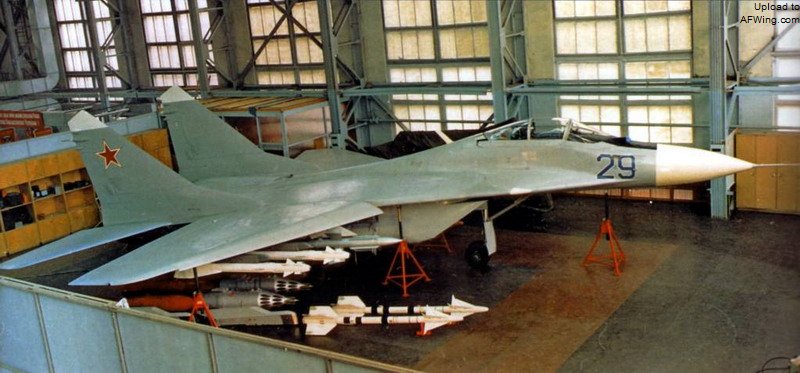 米格莫斯科工厂制造的9-12全尺寸模型