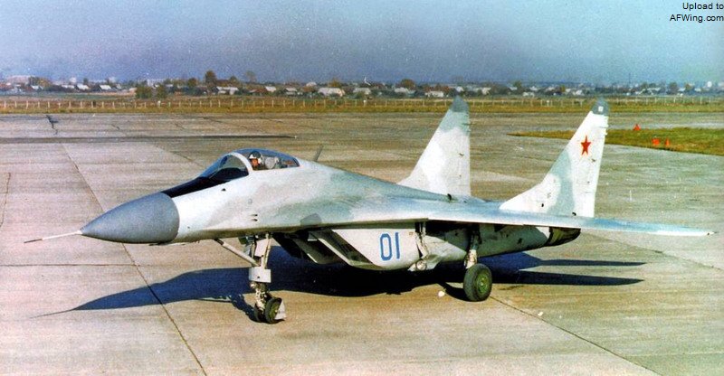 米格-29的第一架原型机901号，前起落架位置比较靠前