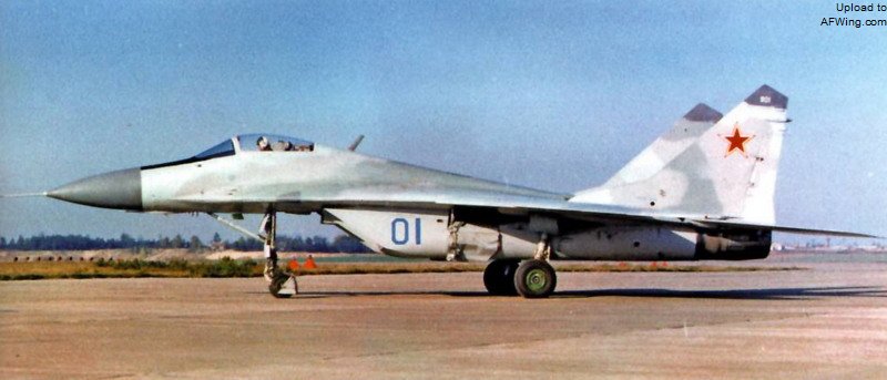 米格-29的第一架原型机901号，前起落架位置比较靠前