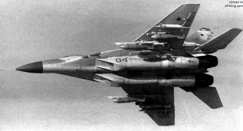 正在进行武器挂载测试的904号原型机，翼下挂了4枚FAB-350M62炸弹