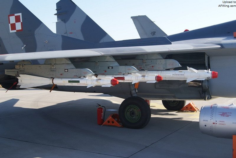 挂载R-73和R-60空空导弹的波兰米格-29