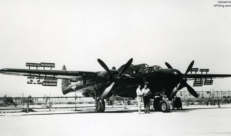 P-61C在机翼上下表面增加了多孔减速板，在截击时可防止飞行员冲过目标