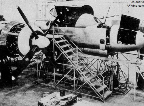 改装中的XP-61E原型机