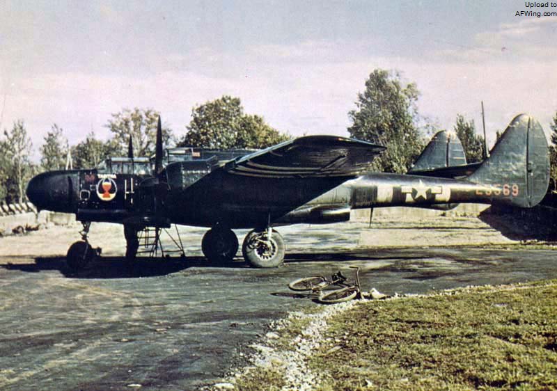 1944年英国斯科顿基地第425夜战中队的P-61A，已经涂上了D日入侵条纹