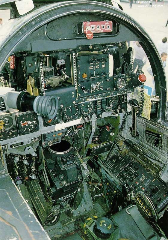 F-4M后座舱，注意雷达显示器处于收纳状态