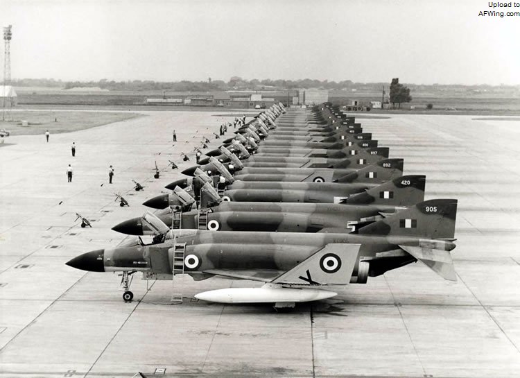 1969年第228换装训练中队的F-4M，其中半数是&ldquo;双杆&rdquo;构型