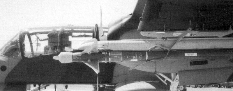 机翼挂架可以挂载AIM-9“响尾蛇”空空导弹,可用以反直升机任务