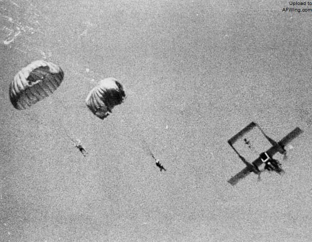 除了观测任务,OV-10还能空投物资和人员