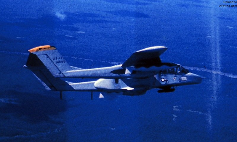 越南上空的OV-10A&ldquo;铺路钉&rdquo;，机身下方的目标指示吊舱清晰可见