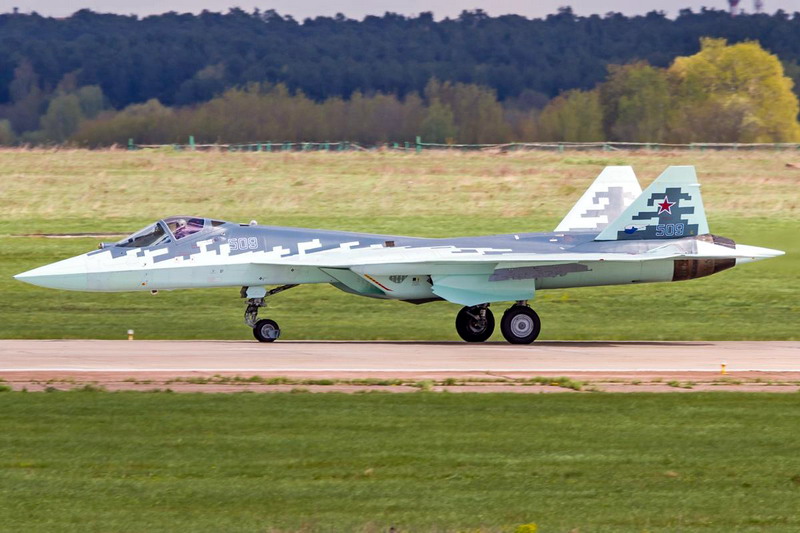 T-50-9号机是第一架采用&ldquo;像素块&rdquo;涂装方案的苏-57原型机。2017年12月23日首飞的T-50-10号机是在2017年第三架飞上天空的苏-57原型机，该机采用了一种新的、更暗的&ldquo;像素块&rdquo;涂装方案