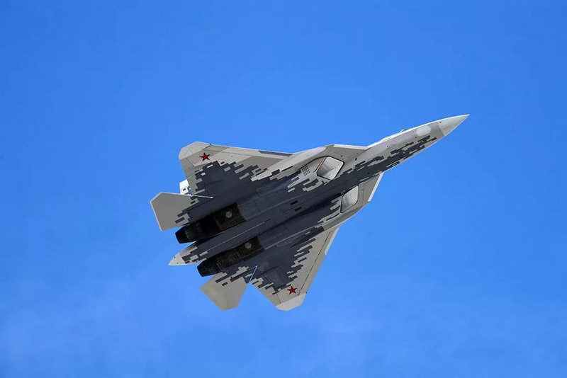 055号苏-57战斗机（T-50-5号原型机），其在机身底部采用了一种新的双色&ldquo;像素块&rdquo;涂装方案