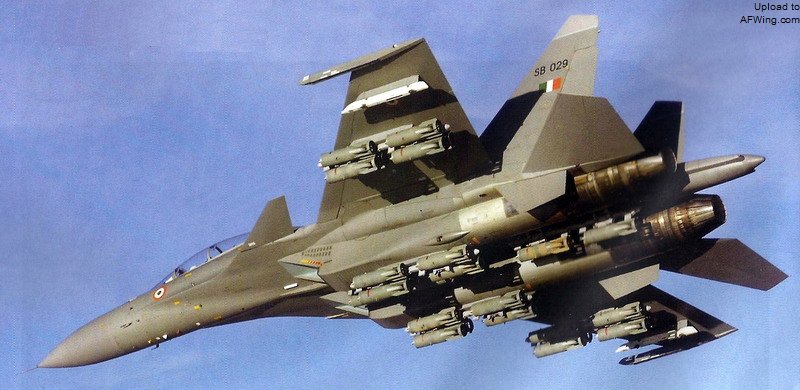 苏-30MKI使用多重弹射挂架挂载通用航弹