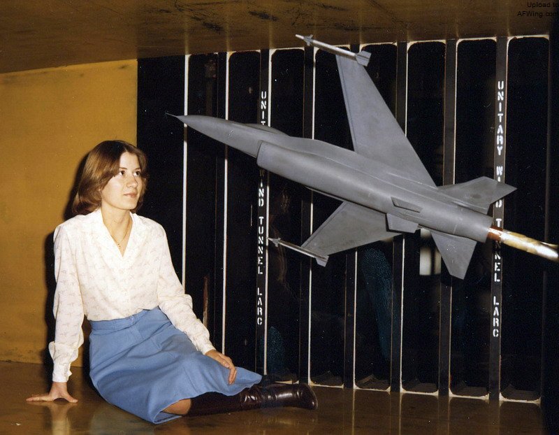 美国航空专家通过计算发现，如果把F-16改成前掠翼布局，转弯速率将提高14%，作战半径增加34%，起降性能提高35%