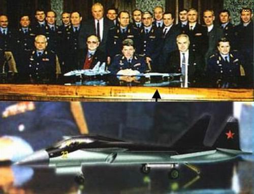 在1996年的一则航空新闻中，出现了摆放在俄罗斯空军高级将领办公桌上的一个S-32/S-37生产型模型