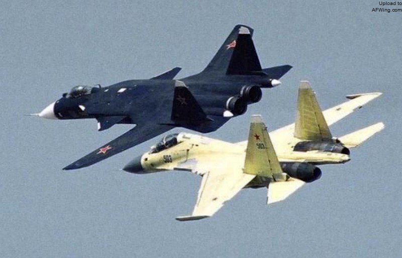 苏-30MKK原型机伴飞下的S-37
