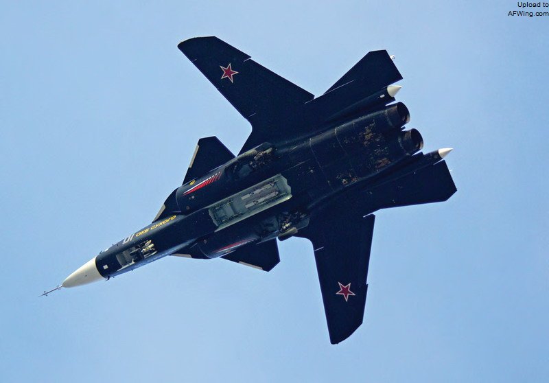 生产型内部弹舱可挂载R-77主动制导中距空空导弹或R-73近距格斗弹