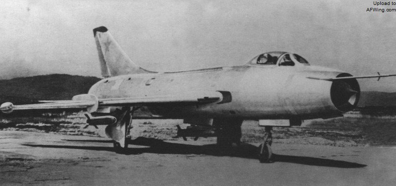 挂载S-24重型火箭弹的苏-7BM