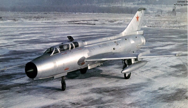 U-22原型机之一，后座教官的视野实在糟糕