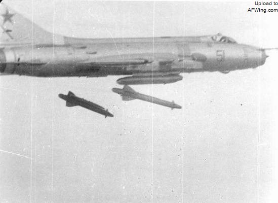 正在发射Kh-25L/AS-10&ldquo;克伦人&rdquo;的苏-17M2，机腹挂载SP-14S&ldquo;聚光灯-1&rdquo;激光瞄准吊舱