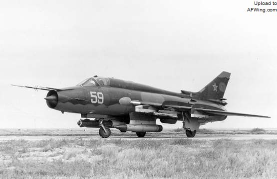 苏-17M4&ldquo;野鼬鼠&rdquo;原型机，挂载Kh-59E电视制导导弹和APK-8数据链吊舱