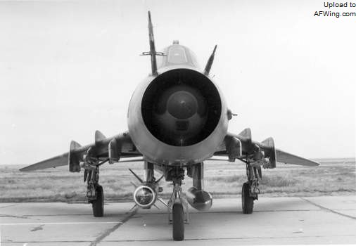 苏-17M4&ldquo;野鼬鼠&rdquo;原型机，挂载Kh-59E电视制导导弹和APK-8数据链吊舱