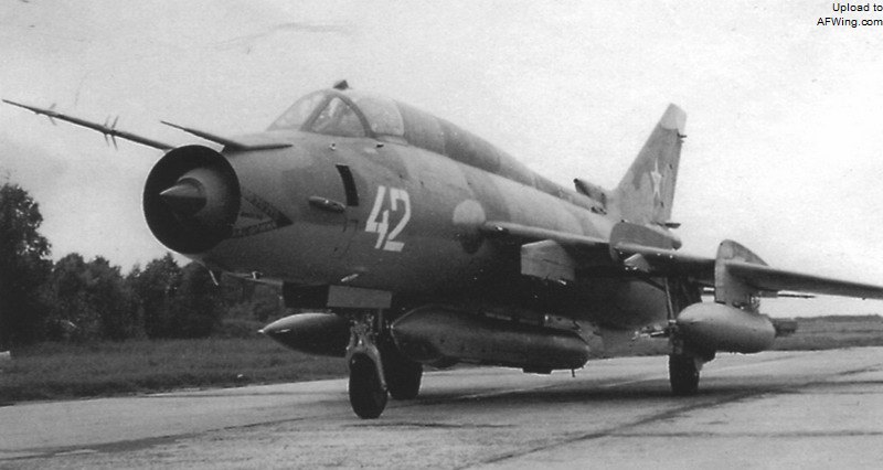 苏-17M4R侦察型，机腹挂载KKR-1吊舱